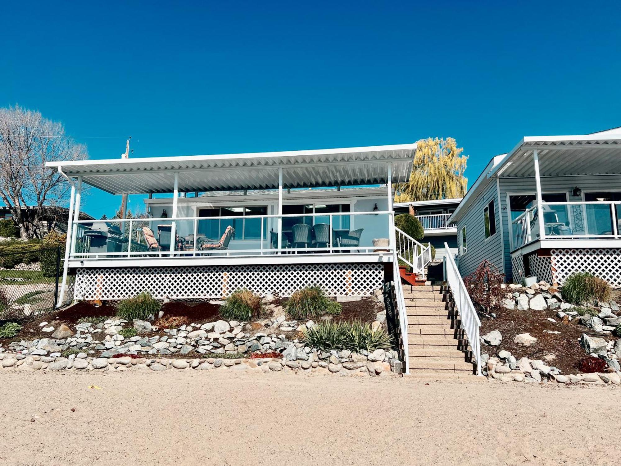 Peachland Beach Resort Bagian luar foto